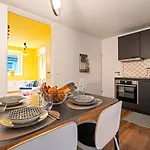 Farbenfrohe Altbauwohnung, TOP Ausstattung (Klima)