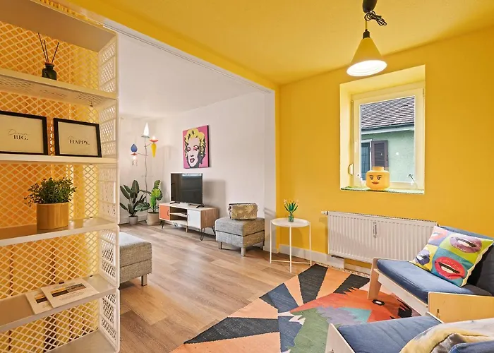 Farbenfrohe Altbauwohnung, TOP Ausstattung (Klima)